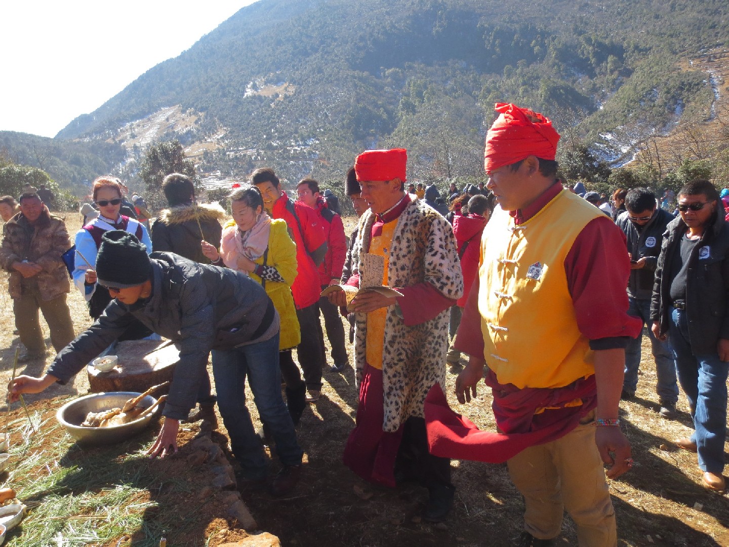 東巴圣地玉水寨東巴為民間服務